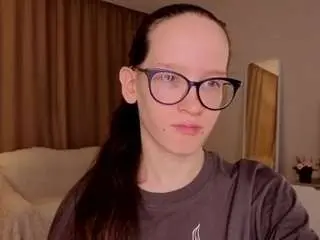 Lynettebails  live sex cam