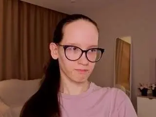 Lynettebails  live sex cam