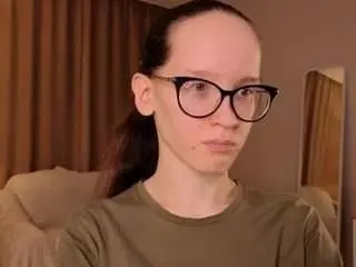 Lynettebails  live sex cam