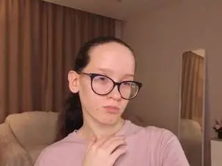 Lynettebails  live sex cam