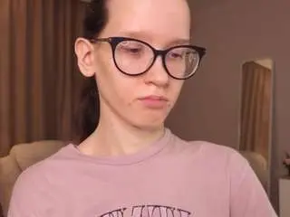 Lynettebails  live sex cam