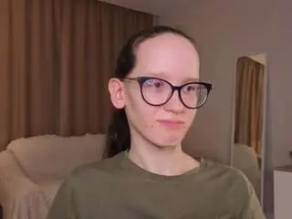 Lynettebails  live sex cam