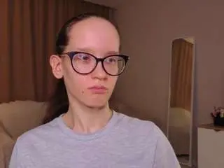 Lynettebails  live sex cam