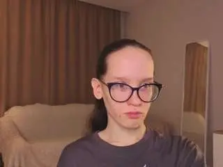 Lynettebails  live sex cam