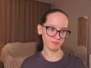 Lynettebails  live sex cam