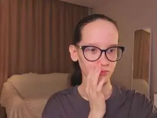 Lynettebails  live sex cam