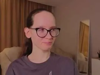 Lynettebails  live sex cam