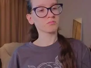 Lynettebails  live sex cam