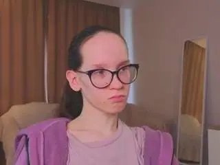 Lynettebails  live sex cam