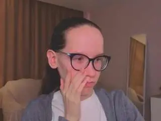 Lynettebails  live sex cam