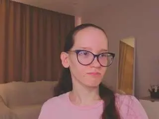 Lynettebails  live sex cam