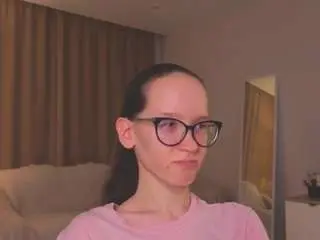 Lynettebails  live sex cam