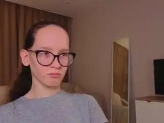 Lynettebails  live sex cam