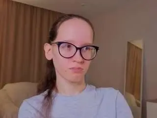 Lynettebails  live sex cam