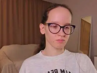 Lynettebails  live sex cam