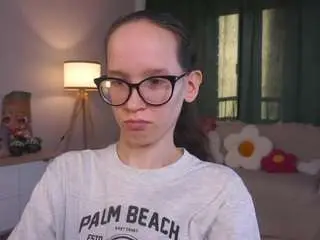 Lynettebails  live sex cam