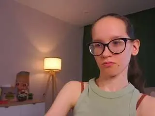 Lynettebails  live sex cam