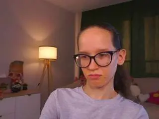 Lynettebails  live sex cam