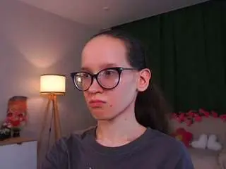 Lynettebails  live sex cam