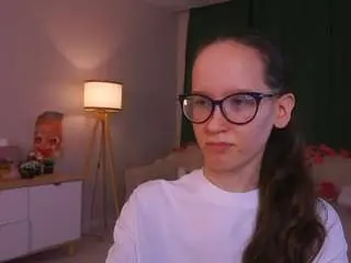 Lynettebails  live sex cam