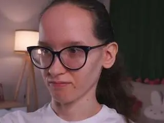Lynettebails  live sex cam