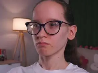 Lynettebails  live sex cam