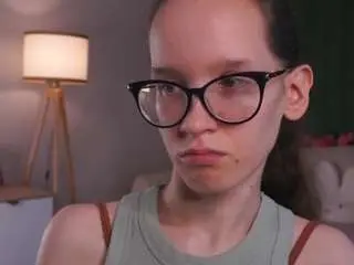 Lynettebails  live sex cam