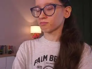 Lynettebails  live sex cam