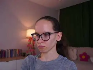 Lynettebails  live sex cam