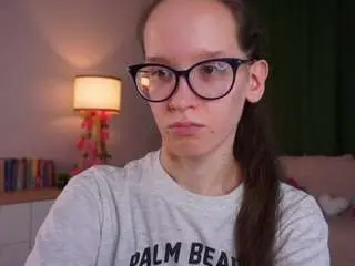 Lynettebails  live sex cam