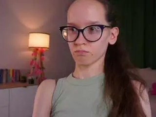 Lynettebails  live sex cam