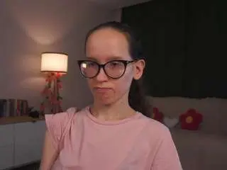 Lynettebails  live sex cam
