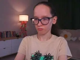 Lynettebails  live sex cam