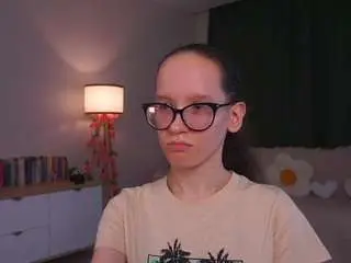 Lynettebails  live sex cam