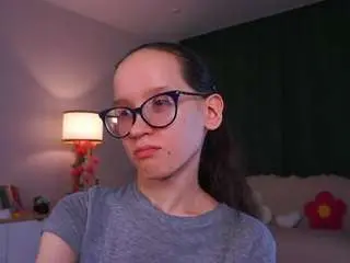 Lynettebails  live sex cam