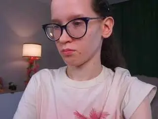 Lynettebails  live sex cam