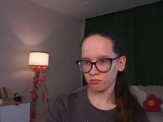 Lynettebails  live sex cam