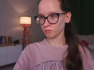 Lynettebails  live sex cam