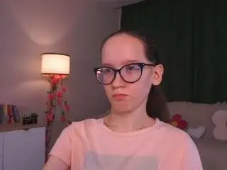 Lynettebails  live sex cam