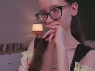 Lynettebails  live sex cam