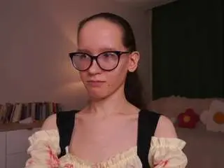 Lynettebails  live sex cam