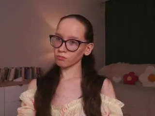 Lynettebails  live sex cam