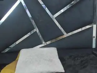 Vanelin18  live sex cam