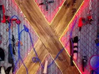 Lauraslavebdsm  live sex cam