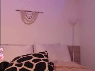 Destinnemills  live sex cam