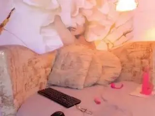 Nylaroyale-cr  live sex cam