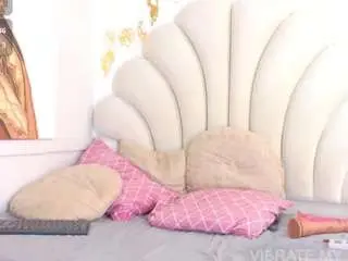 Nylaroyale-cr  live sex cam