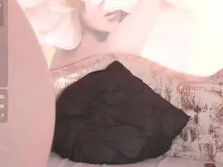 Nylaroyale-cr  live sex cam