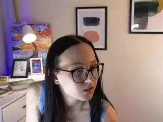 Kira-limerd  live sex cam