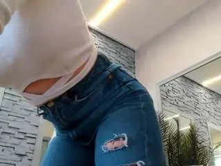 Reina-cummingss  live sex cam